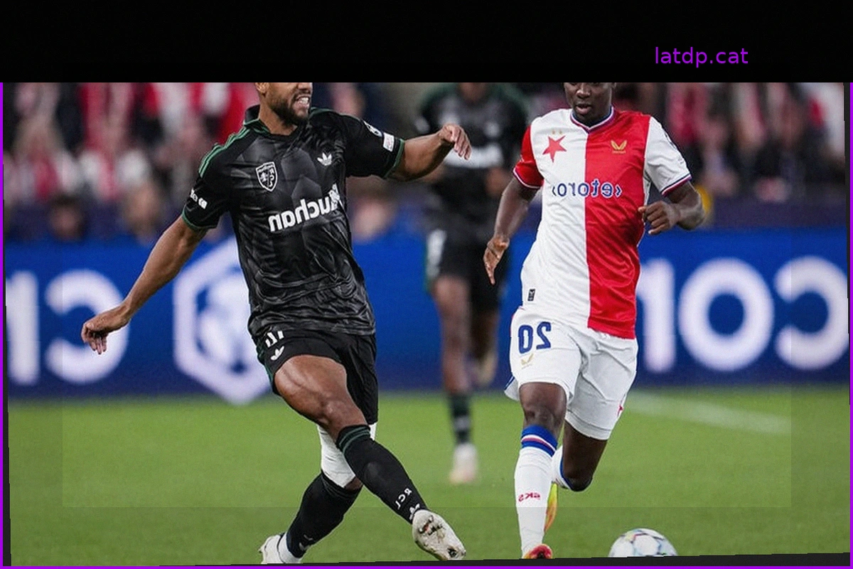 Lens arranca la victoria ante el Slavia de Praga en un final de locos