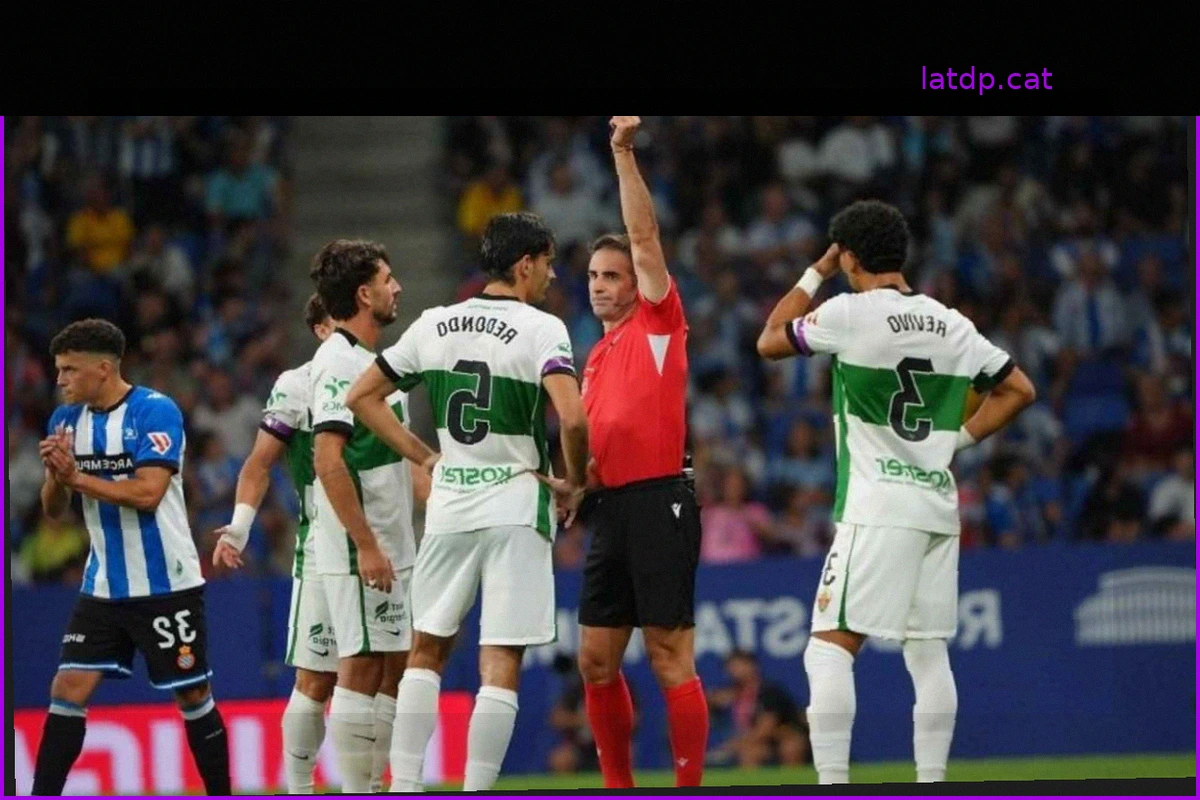 El error de Federico Redondo que dejó al Elche con uno menos en el 6'
